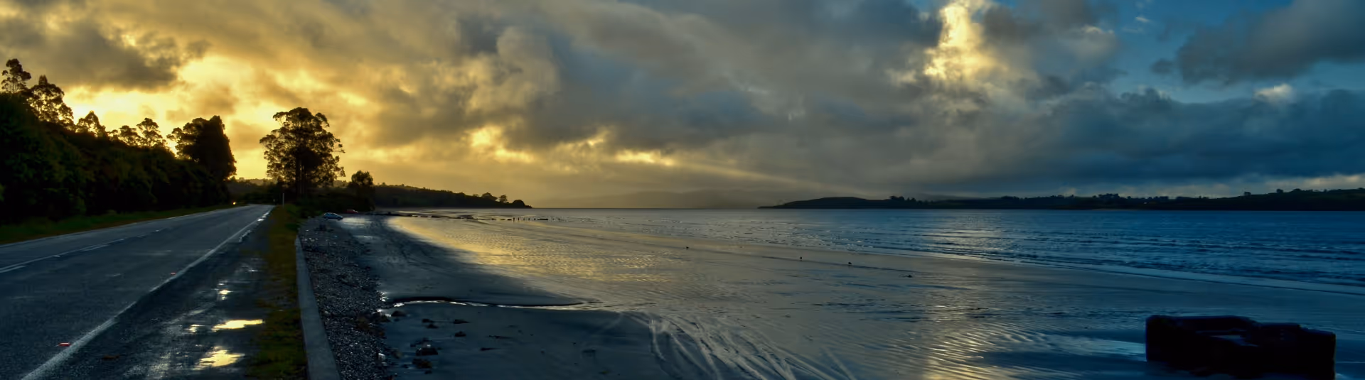 Atardecer en camino costero de playa lechagua